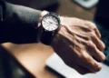 رجل يرتدي ساعة ويشير الى اهمية عامل الزمن